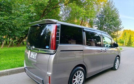 Toyota Noah III, 2019 год, 2 350 000 рублей, 5 фотография