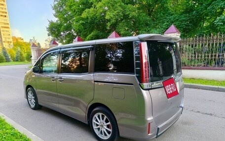 Toyota Noah III, 2019 год, 2 350 000 рублей, 6 фотография