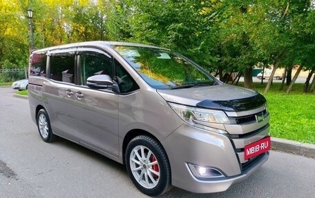 Toyota Noah III, 2019 год, 2 350 000 рублей, 2 фотография