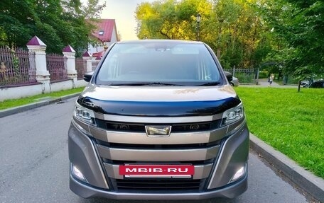 Toyota Noah III, 2019 год, 2 350 000 рублей, 3 фотография