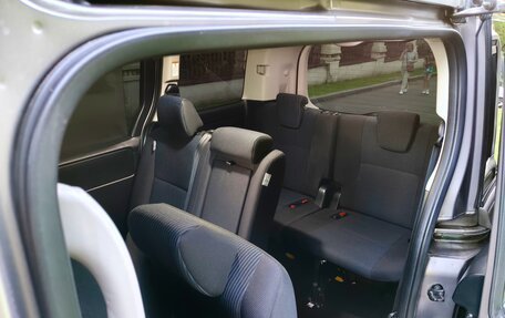 Toyota Noah III, 2019 год, 2 350 000 рублей, 10 фотография