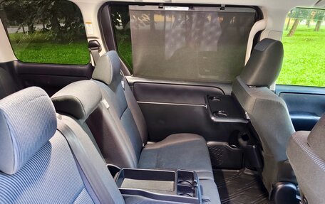 Toyota Noah III, 2019 год, 2 350 000 рублей, 14 фотография