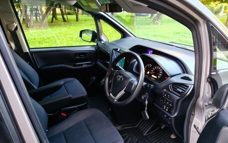 Toyota Noah III, 2019 год, 2 350 000 рублей, 17 фотография
