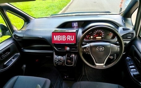 Toyota Noah III, 2019 год, 2 350 000 рублей, 15 фотография