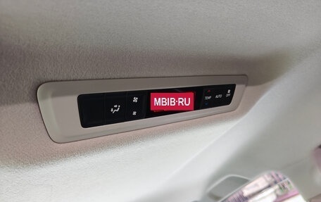 Toyota Noah III, 2019 год, 2 350 000 рублей, 24 фотография