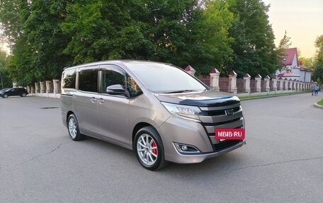 Toyota Noah III, 2019 год, 2 350 000 рублей, 30 фотография