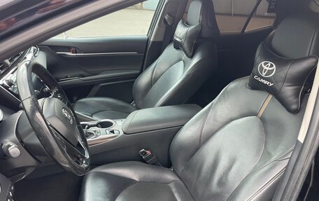 Toyota Camry, 2018 год, 2 700 000 рублей, 10 фотография