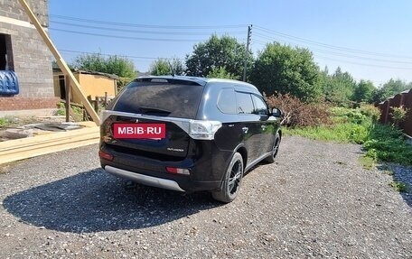 Mitsubishi Outlander III рестайлинг 3, 2014 год, 1 350 000 рублей, 2 фотография