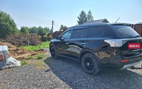 Mitsubishi Outlander III рестайлинг 3, 2014 год, 1 350 000 рублей, 10 фотография