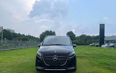 Mercedes-Benz V-Класс, 2024 год, 10 250 000 рублей, 2 фотография