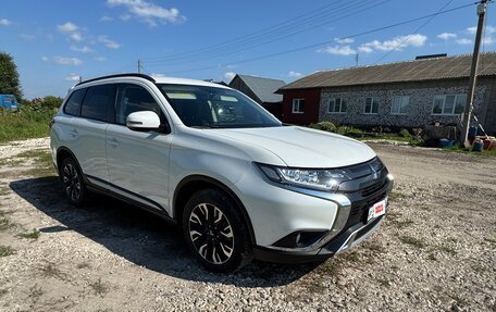 Mitsubishi Outlander III рестайлинг 3, 2021 год, 3 000 000 рублей, 2 фотография