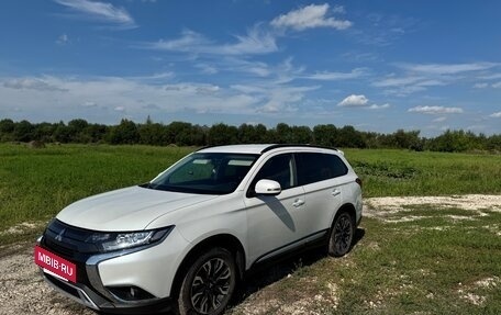 Mitsubishi Outlander III рестайлинг 3, 2021 год, 3 000 000 рублей, 3 фотография