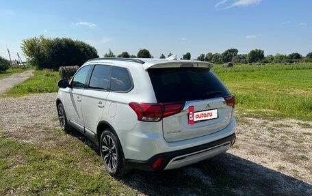 Mitsubishi Outlander III рестайлинг 3, 2021 год, 3 000 000 рублей, 4 фотография