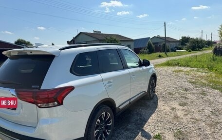 Mitsubishi Outlander III рестайлинг 3, 2021 год, 3 000 000 рублей, 5 фотография