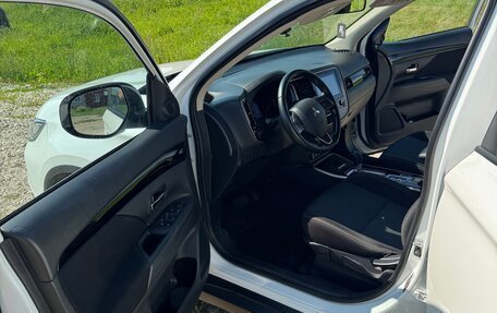 Mitsubishi Outlander III рестайлинг 3, 2021 год, 3 000 000 рублей, 6 фотография