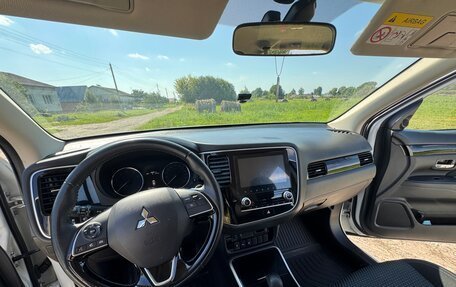 Mitsubishi Outlander III рестайлинг 3, 2021 год, 3 000 000 рублей, 7 фотография