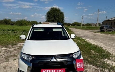 Mitsubishi Outlander III рестайлинг 3, 2021 год, 3 000 000 рублей, 11 фотография