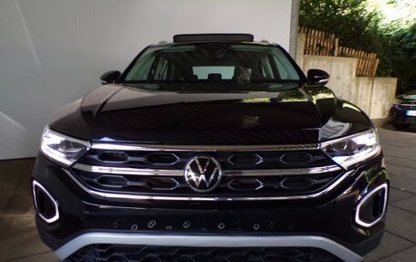 Volkswagen T-Roc I, 2022 год, 2 720 000 рублей, 2 фотография