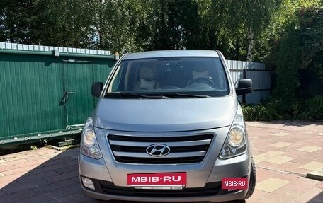 Hyundai H-1 II рестайлинг, 2017 год, 3 210 000 рублей, 2 фотография