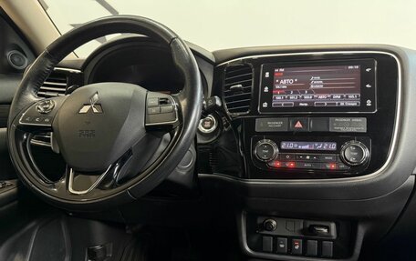Mitsubishi Outlander III рестайлинг 3, 2018 год, 2 099 900 рублей, 14 фотография
