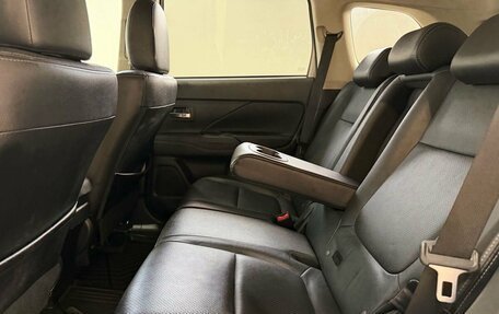 Mitsubishi Outlander III рестайлинг 3, 2018 год, 2 099 900 рублей, 19 фотография