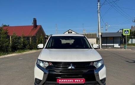 Mitsubishi Outlander III рестайлинг 3, 2016 год, 1 620 000 рублей, 2 фотография
