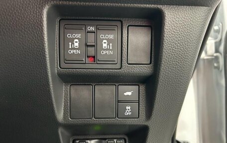Honda Stepwgn, 2023 год, 2 300 000 рублей, 22 фотография