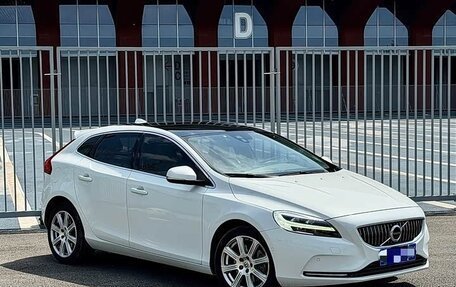Volvo V40 II рестайлинг, 2017 год, 1 070 007 рублей, 3 фотография