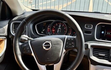 Volvo V40 II рестайлинг, 2017 год, 1 070 007 рублей, 10 фотография