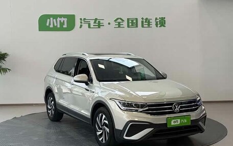 Volkswagen Tiguan II, 2023 год, 2 520 000 рублей, 10 фотография