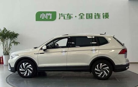 Volkswagen Tiguan II, 2023 год, 2 520 000 рублей, 14 фотография