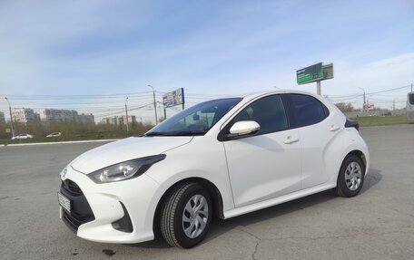 Toyota Yaris, 2021 год, 1 210 000 рублей, 2 фотография