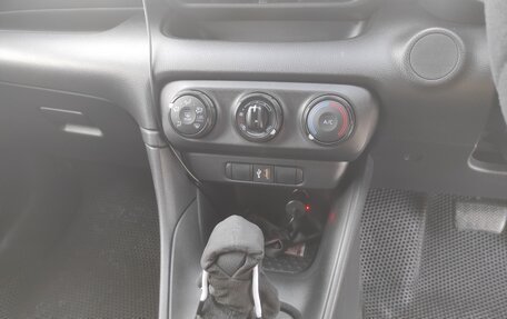 Toyota Yaris, 2021 год, 1 210 000 рублей, 10 фотография