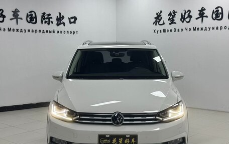 Volkswagen Touran III, 2022 год, 1 570 000 рублей, 2 фотография