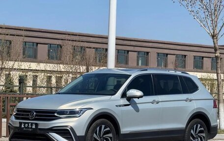 Volkswagen Tiguan II, 2022 год, 1 920 000 рублей, 1 фотография