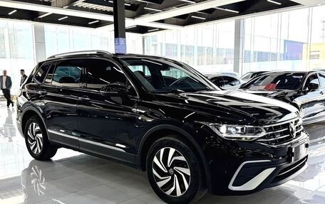 Volkswagen Tiguan II, 2023 год, 2 565 000 рублей, 3 фотография