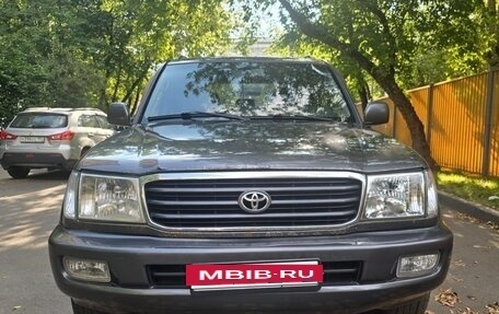 Toyota Land Cruiser 100 рестайлинг 2, 2004 год, 1 800 000 рублей, 2 фотография