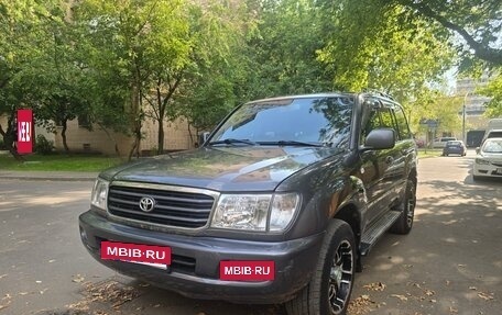 Toyota Land Cruiser 100 рестайлинг 2, 2004 год, 1 800 000 рублей, 3 фотография