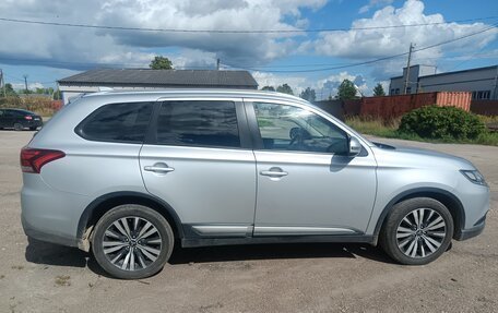 Mitsubishi Outlander III рестайлинг 3, 2019 год, 1 700 000 рублей, 7 фотография