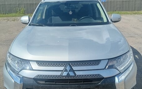 Mitsubishi Outlander III рестайлинг 3, 2019 год, 1 700 000 рублей, 2 фотография