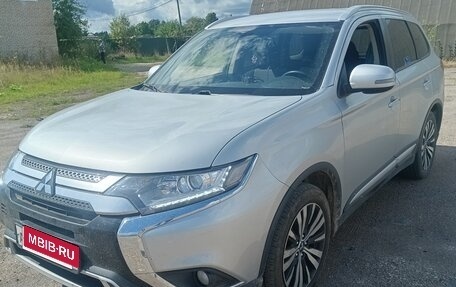 Mitsubishi Outlander III рестайлинг 3, 2019 год, 1 700 000 рублей, 3 фотография