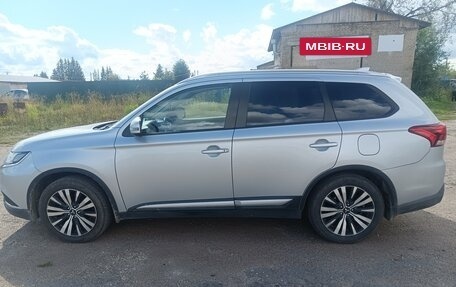 Mitsubishi Outlander III рестайлинг 3, 2019 год, 1 700 000 рублей, 5 фотография