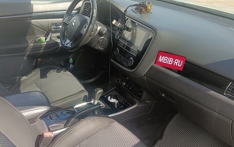 Mitsubishi Outlander III рестайлинг 3, 2019 год, 1 700 000 рублей, 8 фотография