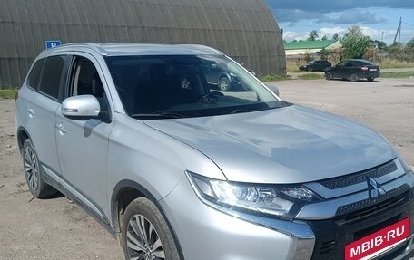 Mitsubishi Outlander III рестайлинг 3, 2019 год, 1 700 000 рублей, 4 фотография