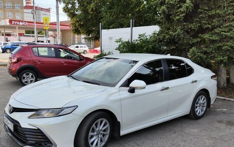 Toyota Camry, 2021 год, 3 290 000 рублей, 2 фотография