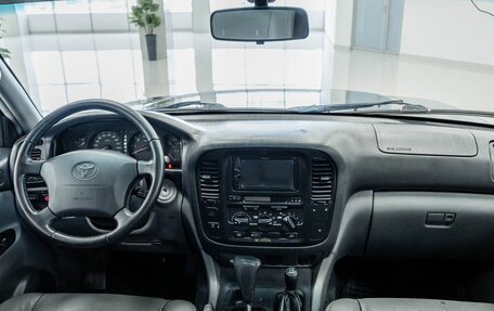 Toyota Land Cruiser 100 рестайлинг 2, 2002 год, 1 049 000 рублей, 10 фотография