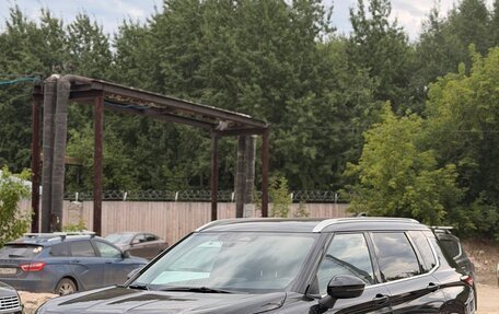 Mitsubishi Outlander, 2021 год, 3 300 000 рублей, 2 фотография