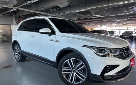 Volkswagen Tiguan II, 2021 год, 3 850 000 рублей, 1 фотография