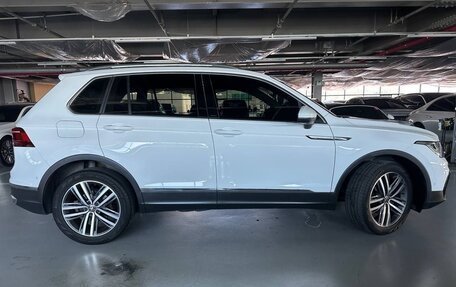 Volkswagen Tiguan II, 2021 год, 3 850 000 рублей, 4 фотография
