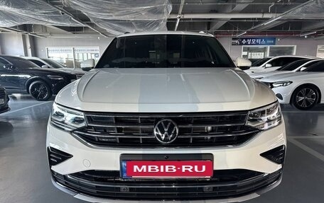 Volkswagen Tiguan II, 2021 год, 3 850 000 рублей, 2 фотография